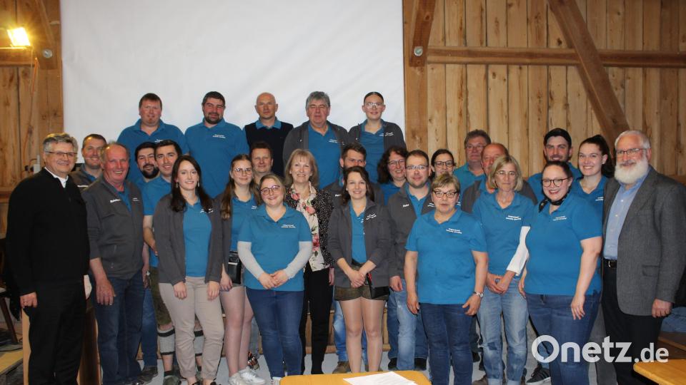 Beim Jubiläum in Matzenhof (von links): Dekan Karlherrmann Schötz, alle Mitwirkenden und Pfarrer Volker Dörflein Bild: sis