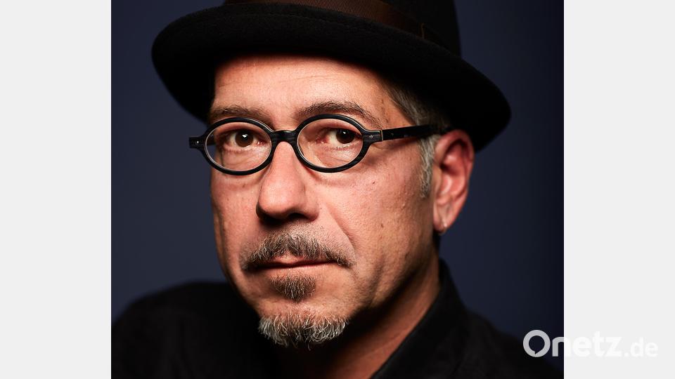 Sven Kemmler erklärt in seinem Programm &quot;Dicke Schinken&quot; seine Liebe an das Buch und will, dass sich an diesem Abend sein Publikum in der Futura wieder in das Lesen verliebt. Bild: Franziska Schrödinger/exb