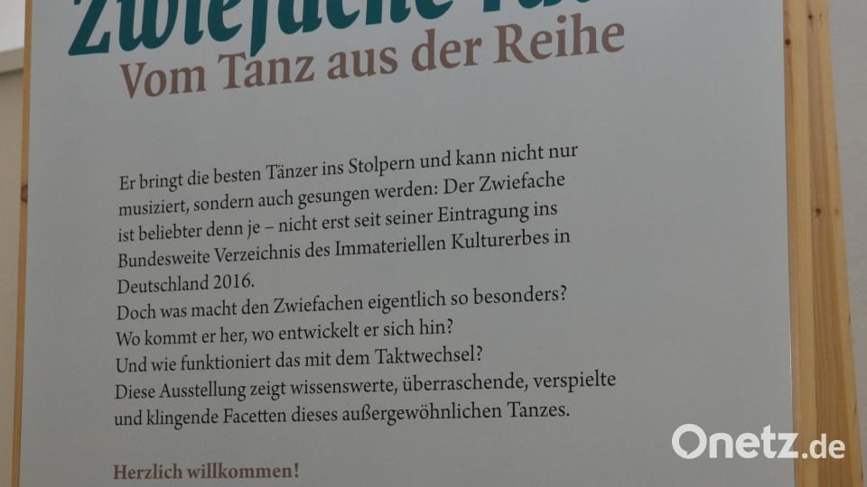 An großen Schautafeln gibt es Informationen über den Tanz &quot;Zwiefachen&quot;. Bild: dob
