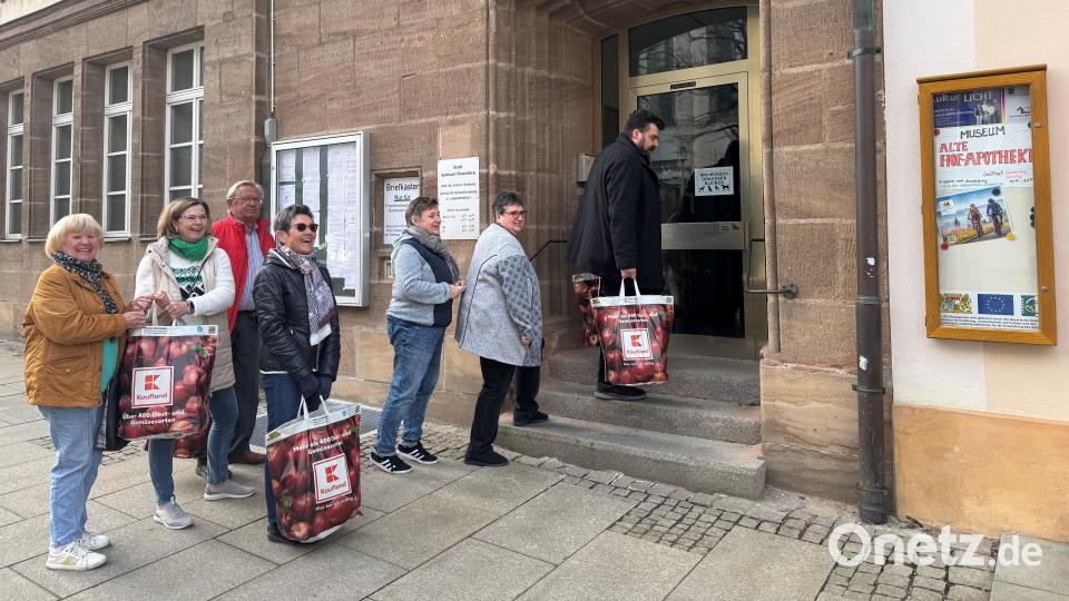 Im Sozialamt von Sulzbach-Rosenberg werden die Lebensmittelpakte erst einmal zwischengelagert und dann an die Empfänger verteilt. Bild: ge