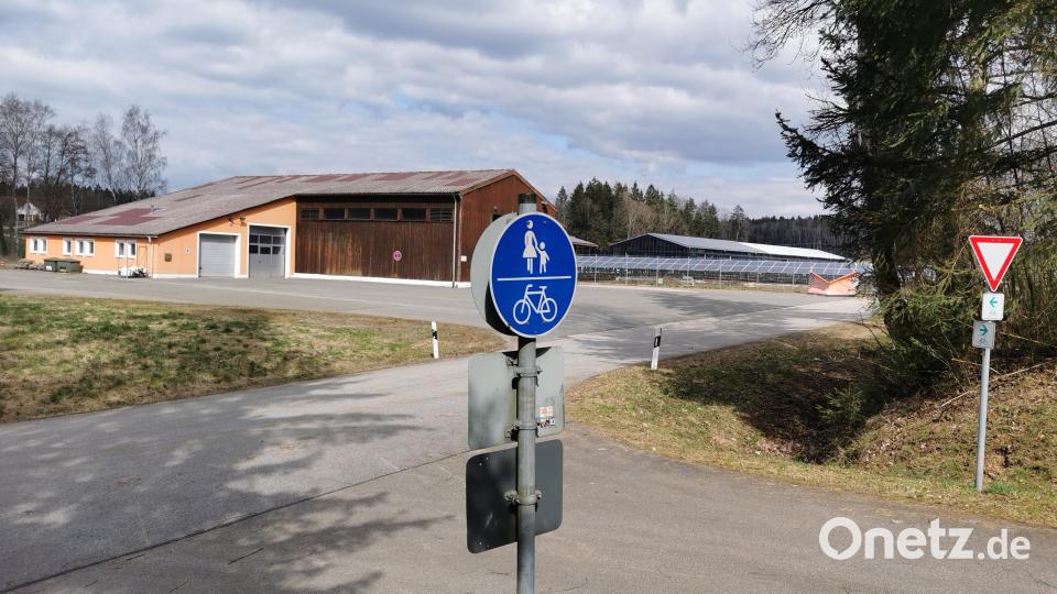 Ein 40 Meter langes Teilstück der öffentlichen Straße am Bahnhof Lind können der Kreisbauhof (vorne) und die Firma Fensterbau Lindner (dahinter) der Stadt abkaufen. Der Bayerisch-Böhmische Freundschaftsradweg wird davon nicht tangiert. Bild: Portner
