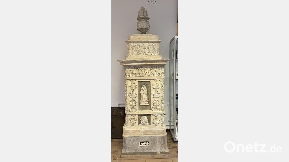 Der unglasierte Prunkofen aus dem Jahr 1793 ist einer der Höhepunkte der Ausstellung. Bild: bod