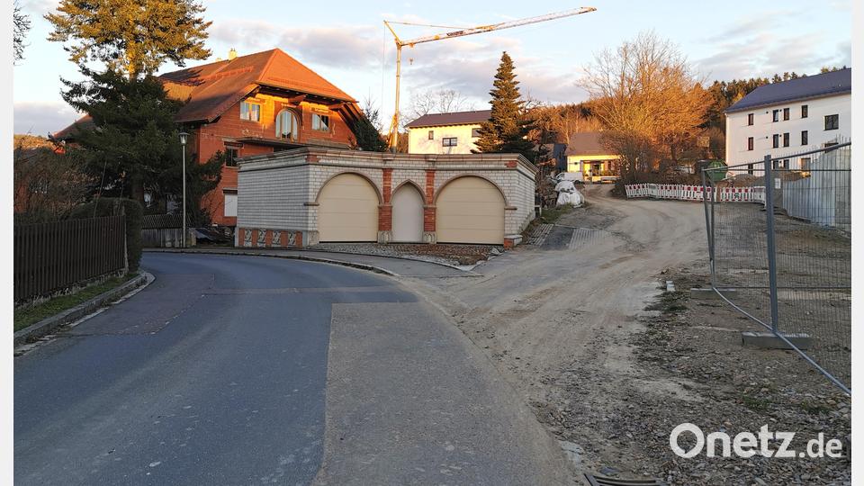 Feldweg oder Straße? Das muss hinsichtlich der Straßenverkehrsordnung für den seit kurzen befahrbaren Weg vom Wendehammer der Erika-Odemer-Straße (oben) bis zur Einmündung "Im Wiesengrund" noch geklärt werden. Bild: Portner