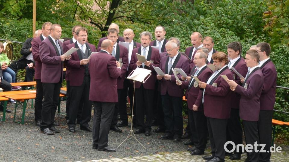 Die Mitgestaltung des Festgottesdienstes zum Kreuzbergfest auf dem Kreuzbergplateau gehört zu den Aufgaben des Männergesangvereins Pleystein 1895 e.V. Bild: bey