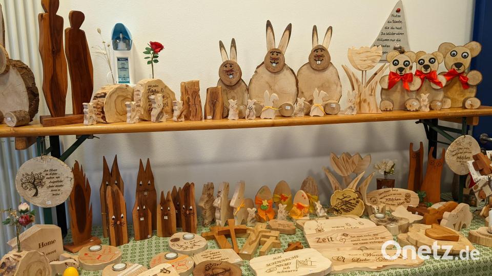 Kreative Dekoartikel finden die Besucher des Ostermarkts im Eingangsbereich der Musikschule in der Neustädter Stadthalle. Bild: kwl