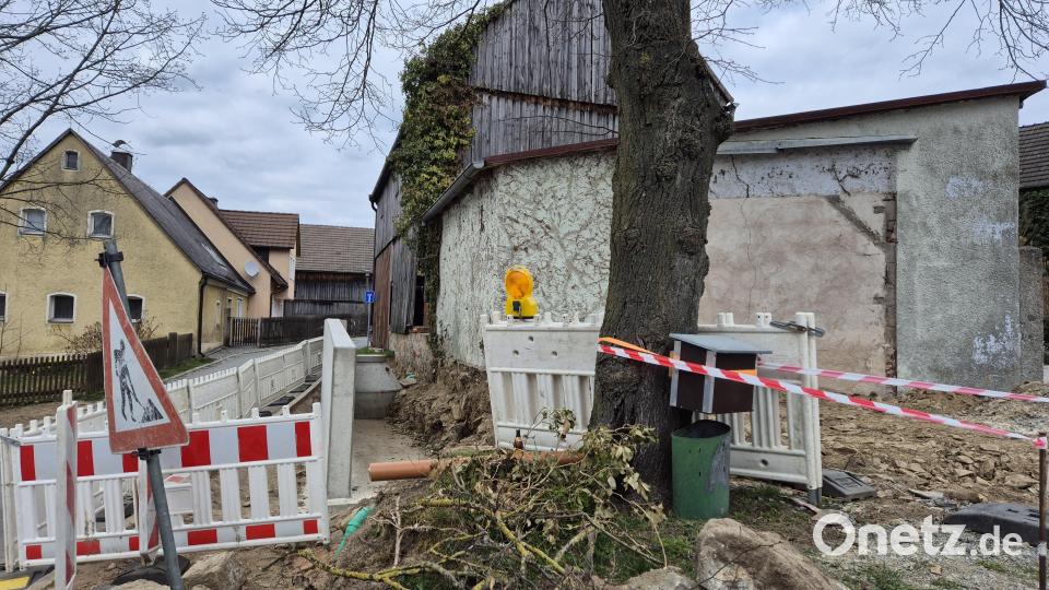 Von außen ist noch nicht viel zu sehen, doch der Umbau des alten Stalls zum Dorfgemeinschaftshaus läuft bereits auf Hochtouren. Links neben dem Gebäude entsteht eine Rampe für den barrierefreien Zugang. Bild: Lowak