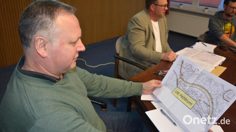 Zweiter Bürgermeister Josef Hollmann studiert im Gemeinderat die Elektrifizierungs-Trassenpläne der Deutschen Bahn. Bild: jr