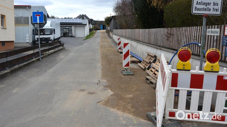 Die Arbeiten an der Straße „Am Neubau“ in Groschlattengrün haben begonnen, dort werden Kanal- und Wasserleitung ausgebaut, weiter wird die Straße neu asphaltiert. Bild: jr