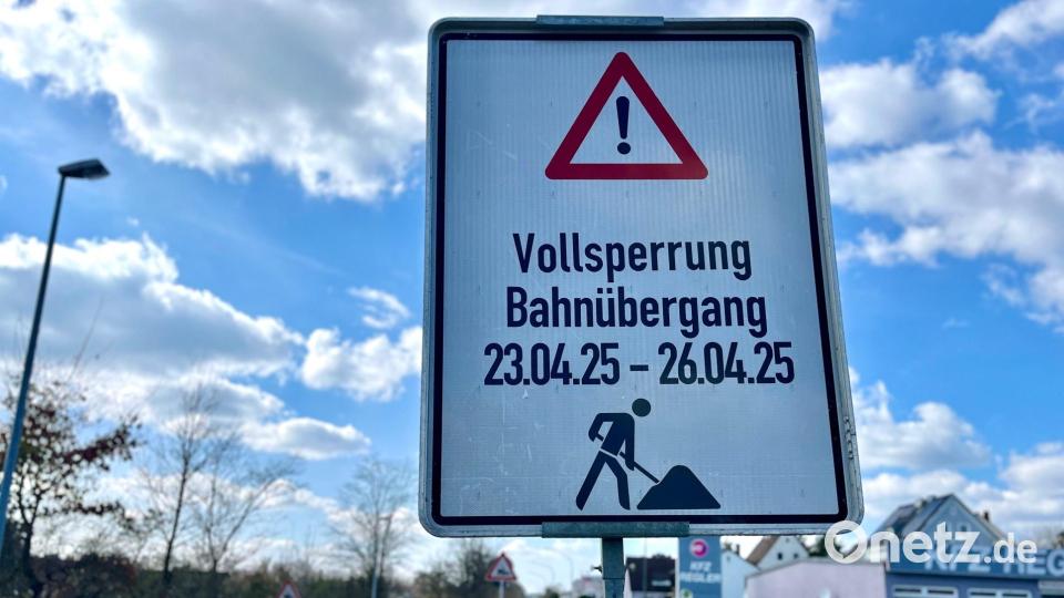 Ein Schild weist bereits auf die bevorstehenden Arbeiten am Bahnübergang an der Christian-Seltmann-Straße hin. Bild: Gabi Schönberger