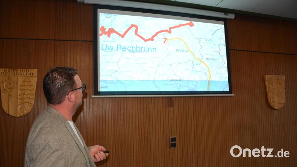 Nicht einverstanden zeigte sich der Gemeinderat mit der geplanten Trasse der Elektrifizierung der Bahnstrecke, die über das Gemeindegebiet von Pechbrunn führt. Bürgermeister Stephan Schübel gab Einblicke in den geplanten Trassenverlauf. Bild: jr