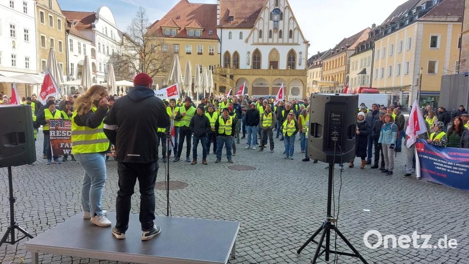 Über 100 ortsansässige Beschäftigten bei den Stationierungsstreitkräften hatten sich vor der nächsten Tarifrunde zu einem Warnstreik in Amberg eingefunden. Bild: mfh