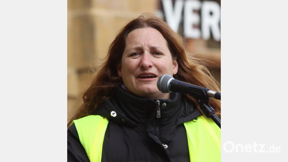 Verdi-Gewerkschaftssekretärin Kathrin Birner begrüßte die Streikenden auf dem Amberger Marktplatz und unterstrich erneut die Forderungen der Gewerkschaft bei den anstehenden Tarifverhandlungen. Bild: mfh
