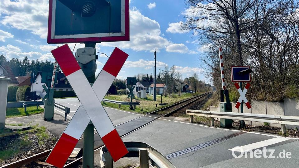 Der Bahnübergang im Weidener Stadtosten ist Ende April vier Tage lang gesperrt. Bild: Gabi Schönberger