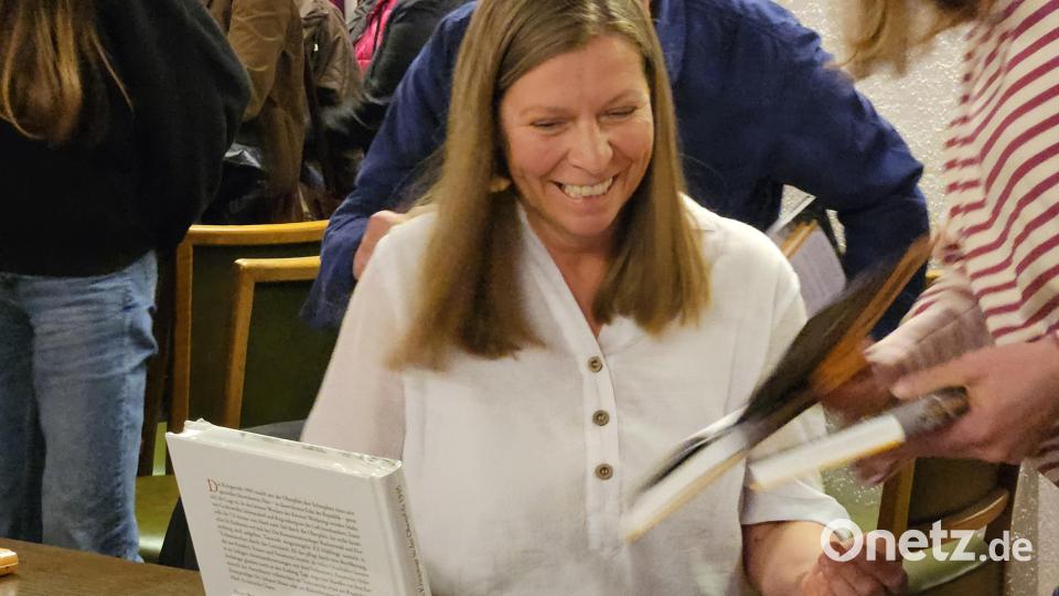 Christine Ascherl freut sich über den Zuspruch und signiert zahlreiche ihrer Bücher. Bild: Manuela Watzl