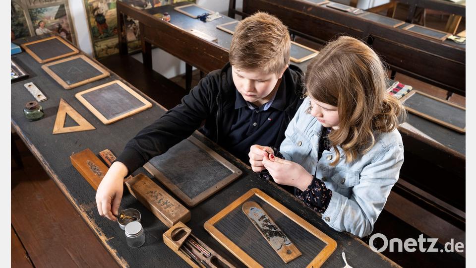 Kinder sind zu einem Mitmachprogramm eingeladen: In der alten Münchenreuther Schule können sie mit Franziska Beck lernen, wie früher mit Tinte, Kreide und Griffel geschrieben wurde. Bild: Stiftlandmuseum/Bewegter Blick/exb