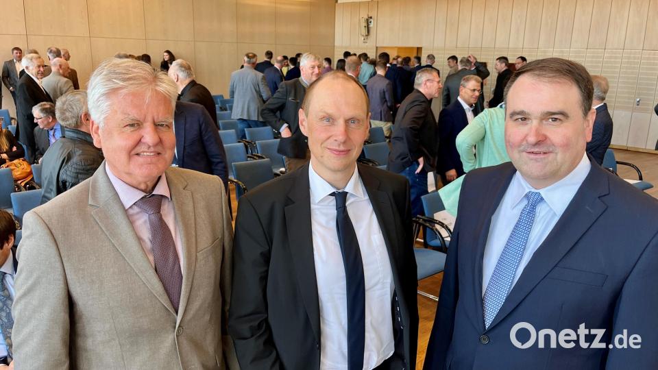 Der Präsident des Landesamts für Digitalisierung, Breitband und Vermessung, Daniel Kleffel (Mitte), wünscht dem ehemaligen Vermessungsdirektor Hermann Prölß (links) und dessen Nachfolger Joachim Gesierich (rechts) viel Glück auf ihrem Weg. Bild: Gabi Schönberger