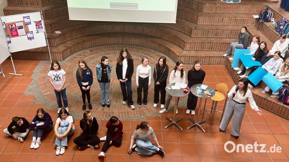 Schülerinnen unterstützen Janina Leinhäupl bei ihrem Vortrag zur Verfassungsviertelstunde. Bild: Gabi Schönberger