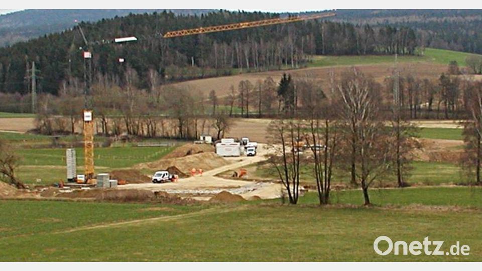 Südlich der Staatsstraße bei Pullenreuth ist eine größere Baustelle sichtbar. Dort entsteht die Brücke der künftigen Ortsumgehung von Lochau. Bild: ld