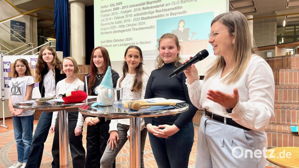 Die Richterin Janina Leinhäupl erzählt dem Schülerinnen im Rahmen der Verfassungsviertelstunde davon, wie wichtig es ist die Wahrheit zu sagen. Bild: Gabi Schönberger