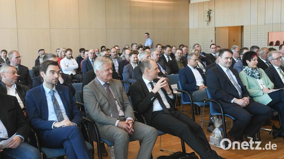 Viele Ehrengäste nehmen am Festakt teil. Bild: Gabi Schönberger