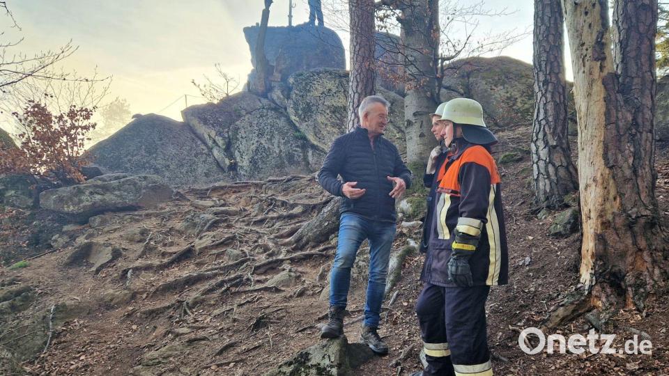 Auch Bürgermeister Markus Ackermann kam zur Einsatzstelle, um sich über die Lage zu informieren. Bild: Kreisbrandinspektion Cham