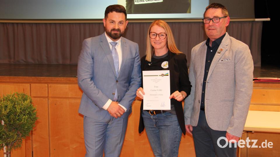 Carina Völkl (Mitte) erhielt die Silberne Ehrennadel der Stadt Neustadt für ihr Engagement im Team Bananenflanke Nordoberpfalz. Bild: prh