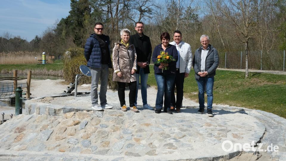 Die Tourismusbeauftragten Tobias Reitmeier, Alexandra Beier und Johannes Lohrer, Kioskbetreiberin Elisabeth Richter, Bürgermeister Thomas Falter und Geschäftsleiter Daniel Fendl (von links) eröffnen die neue Saison für den Erlebnispark Wasser-Fisch-Natur. Bild: Hirsch