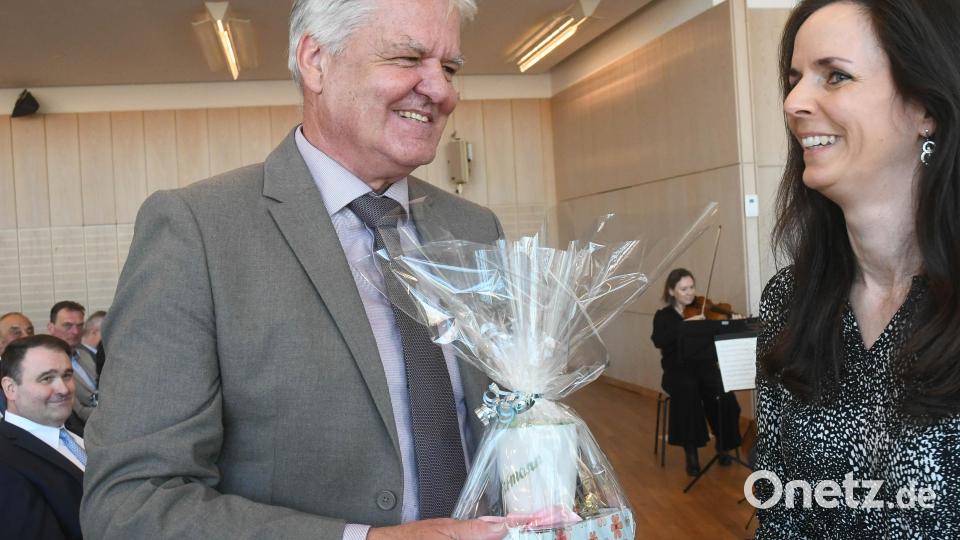 Der ehemalige Vermessungsdirektor, Hermann Prölß (links), bekommt von der Personalrätin und ehemaligen Kollegin Katrin Riedel (rechts) eine Tasse zum Ruhestand. Bild: Gabi Schönberger