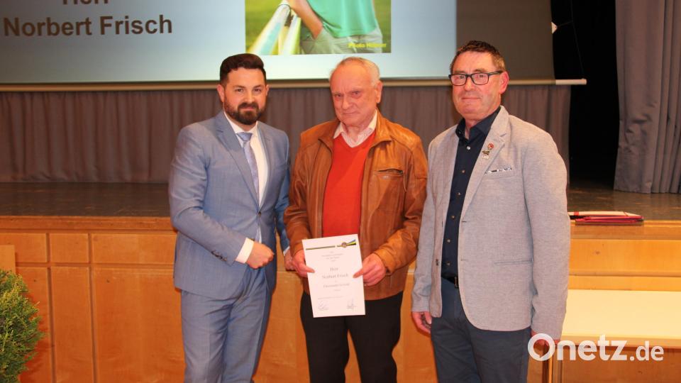 Norbert Frisch (Mitte) wurde von Bürgermeister Sebastian Giering (links) und Sportreferent und BLSV-Kreisvorsitzenden Wolfgang Schwarz (rechts) mit der Goldenen Ehrennadel der Stadt Neustadt ausgezeichnet. Bild: prh