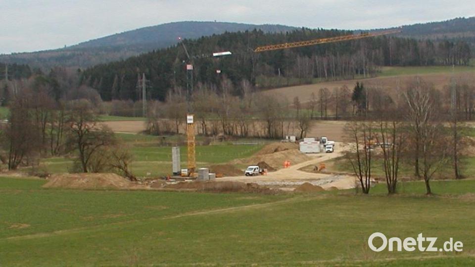 Südlich der Staatsstraße bei Pullenreuth besteht derzeit eine größere Baustelle im Steinbachtal. Dort entsteht die neue Brücke der künftigen Ortsumgehung von Lochau. Bild: ld