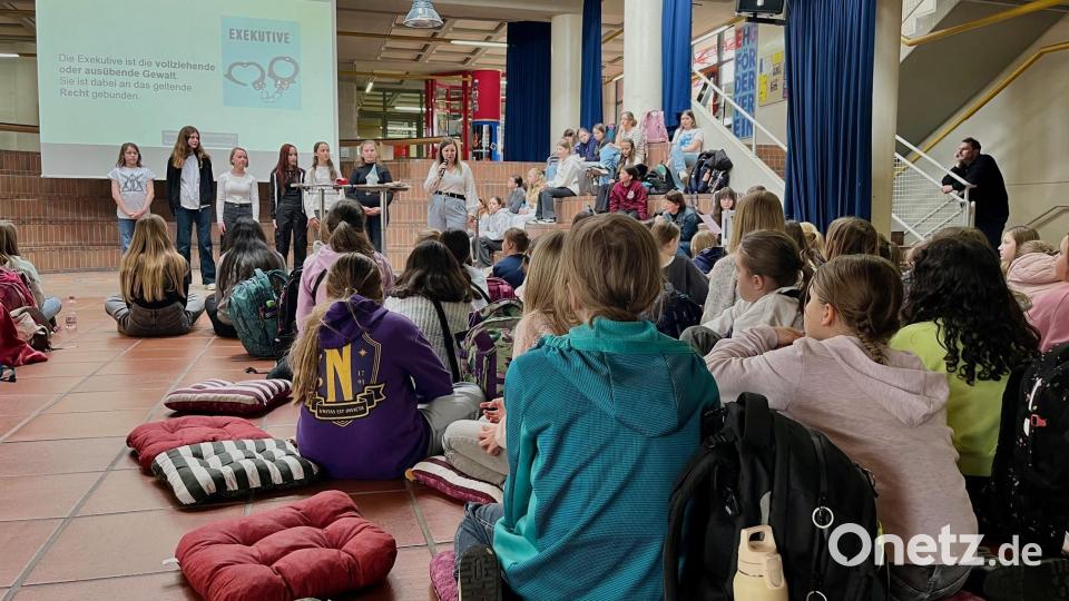 Die Schülerinnen des Gymnasiums hören der Richterin gespannt zu. Bild: Gabi Schönberger