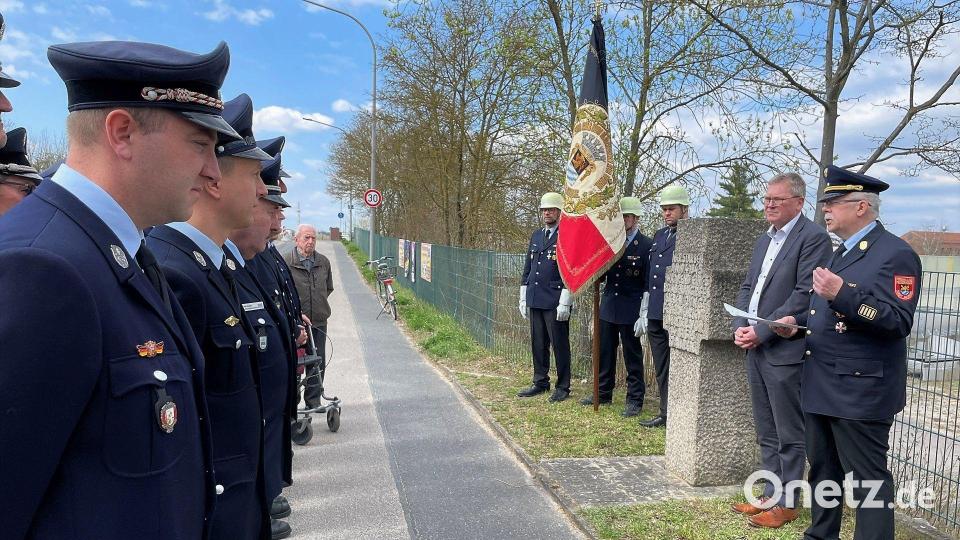 Zu einem gemeinsamen Gedenken an die Opfer des Bombenangriffs vom 9. April 1945 kamen Oberbürgermeister Michael Cerny (Zweiter von rechts), eine Abordnung der Freiwilligen Feuerwehr Amberg unter der Leitung von Stadtbrandrat Heinrich Scharf (rechts) sowie Gäste beim Mahnmal an der Leopoldstraße zusammen. Bild: Susanne Schwab
