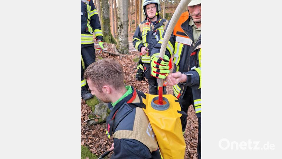 Unterwegs mit dem Löschrucksack, um den Glutnestern den Gar auszumachen. Bild: Kreisbrandinspektion Cham