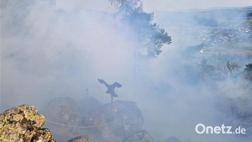 Das Kunstwerk &quot;Adler&quot; auf der Aussichtshöhe war in dichte Rauschschwaden gehüllt, die auch noch von weitem sichtbar waren. Bild: Kreisbrandinspektion Cham