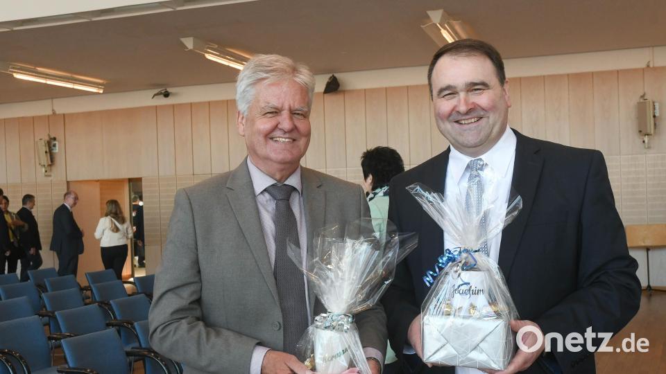 Der ehemalige Vermessungsdirektor, Hermann Prölß (links), erhielt ebenso wie sein Nachfolger Joachim Gesierich (rechts) Namenstassen. Bild: Gabi Schönberger