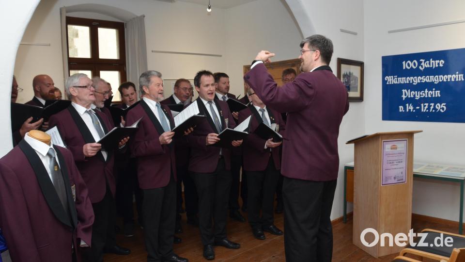 Der Männergesangverein 1895 Pleystein e. V. unter Leitung von Holger Scheufler eröffnet die Ausstellung mit einladendem Gesang. Der Verein kennt keine Nachwuchssorgen. Bild: dob