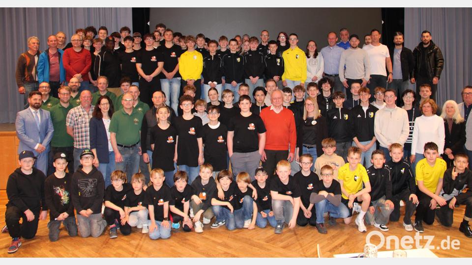 141 Sportlerinnen und Sportler, so viele wie noch nie, wurden für ihre Leistungen im Rahmen der Sportlerehrung der Stadt Neustadt/WN in der Stadthalle geehrt. Bild: prh