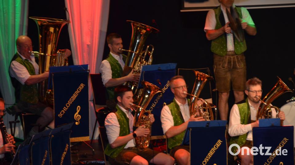 An der Tuba sitzt Albert Grießl (links) der Gründer der Schlossberger aus Eslarn. Bild: dob