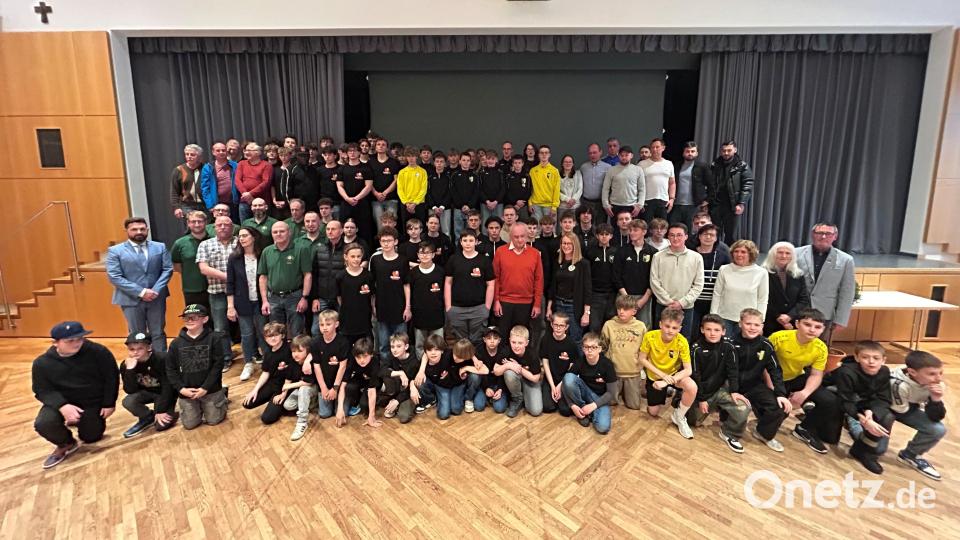 141 Sportlerinnen und Sportler, so viele wie noch nie, wurden für ihre Leistungen im Rahmen der Sportlerehrung der Stadt Neustadt/WN in der Stadthalle geehrt. Bild: Julia Fienz