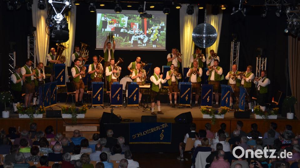 Die Schlossberger mit ihrem musikalischen Leiter Paul Windschüttl tragen die Liebe zur Musik im Herzen, genau wie ihr großes Vorbild Ernst Mosch. Bild: dob