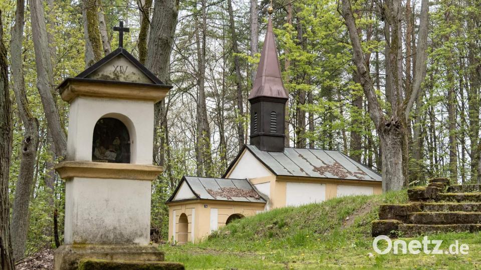Die denkmalgeschützte Kalvarienberg-Kapelle wurde 1725 vom Hutmacher Georg Ulrich Sölch einen Tag vor seinem Tod gestiftet. Ihr Bau soll 300 Gulden gekostet haben. Links vorne die 14. der Kreuzwegstation „Der heilige Leichnam Jesu wird ins Grab gelegt“. Bild: Alfred Härtl