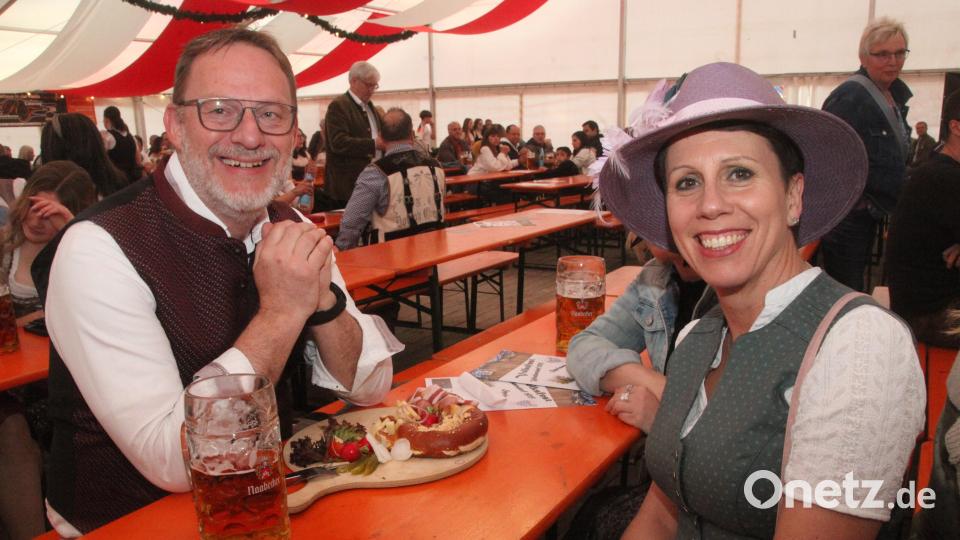 Melanie Grauvogl (rechts) und Armin Duschner (links) genießen bei einer Maß Bier und einer bayerischen Brotzeit die Stimmung im Wackersdorfer Festzelt. Bild: Hirsch