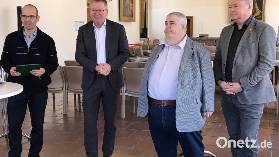 Übersetzer, Bürgermeister Michael Cerny, der ungarischer Organisator Tibor Svetecz und Karlheinz Brandelik freuen sich über die Wiederbelegung der alten Freundschaft. Bild: mma