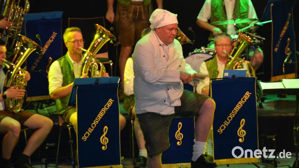 Thomas Brenner als französischer Koch legt sich bei der Löffelpolka so richtig ins Zeug und erhält sogar Szenenapplaus. Bild: dob