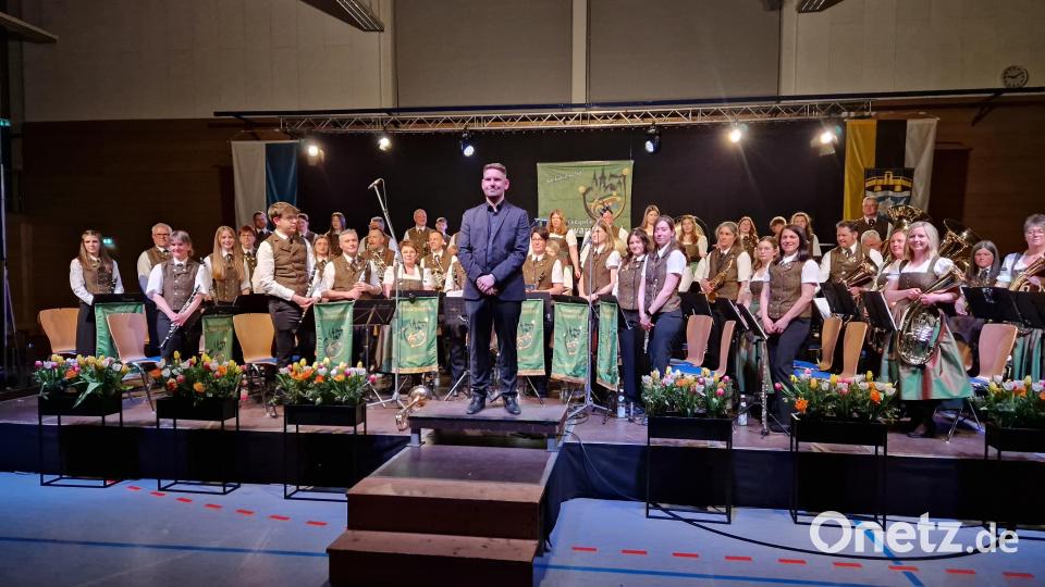 Tim Winkler dirigiert die Musikkapelle Schwarzenfeld beim Frühjahrskonzert. Bild: mab