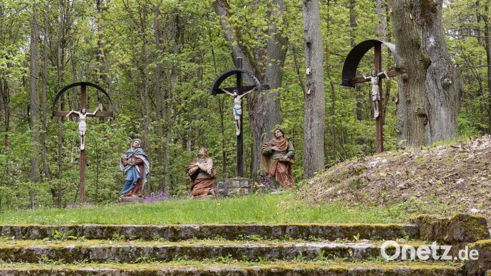 Östlich der Kapelle steht eine barocke Kreuzigungsgruppe. Sie zeigt in der Mitte Jesus, links und rechts daneben die beiden Schächer. Unterhalb der Kreuze stehen drei aus Sandstein gefertigte Statuen: die Schmerzensmutter Maria, die heilige Maria Magdalena und der Evangelist Johannes. Bild: Alfred Härtl