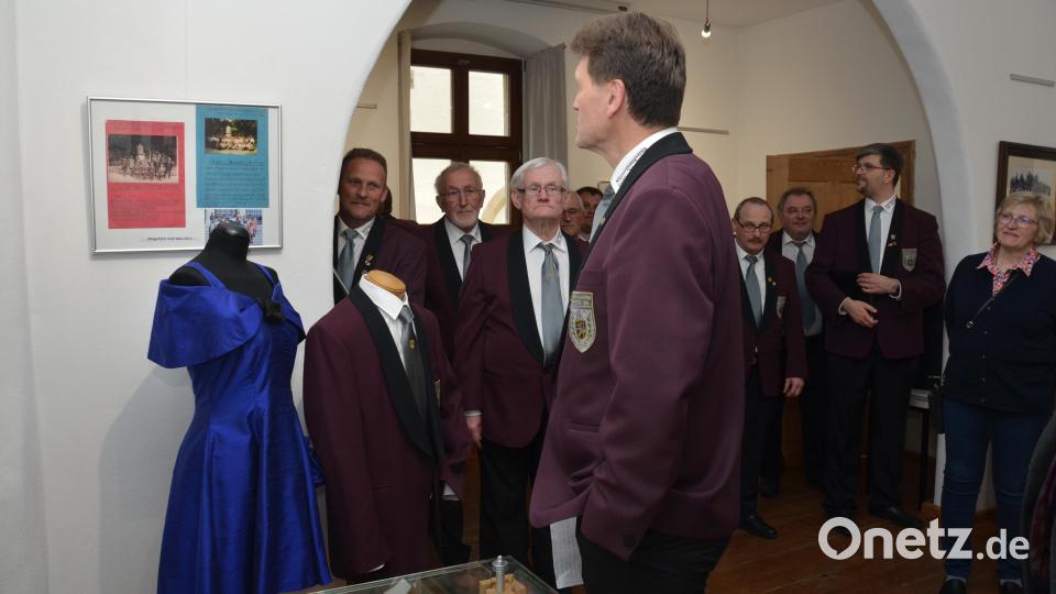 Stadtheimatpfleger Bernd Piehler erklärt Details der Ausstellung. Bild: dob