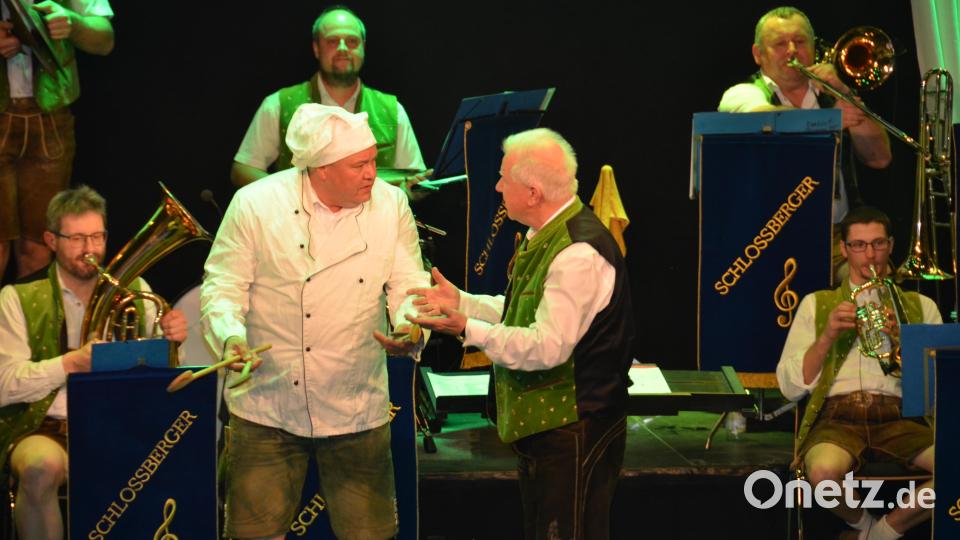 Thomas Brenner als französischer Koch legt sich bei der Löffelpolka so richtig ins Zeug und erhält sogar Szenenapplaus. Bild: dob