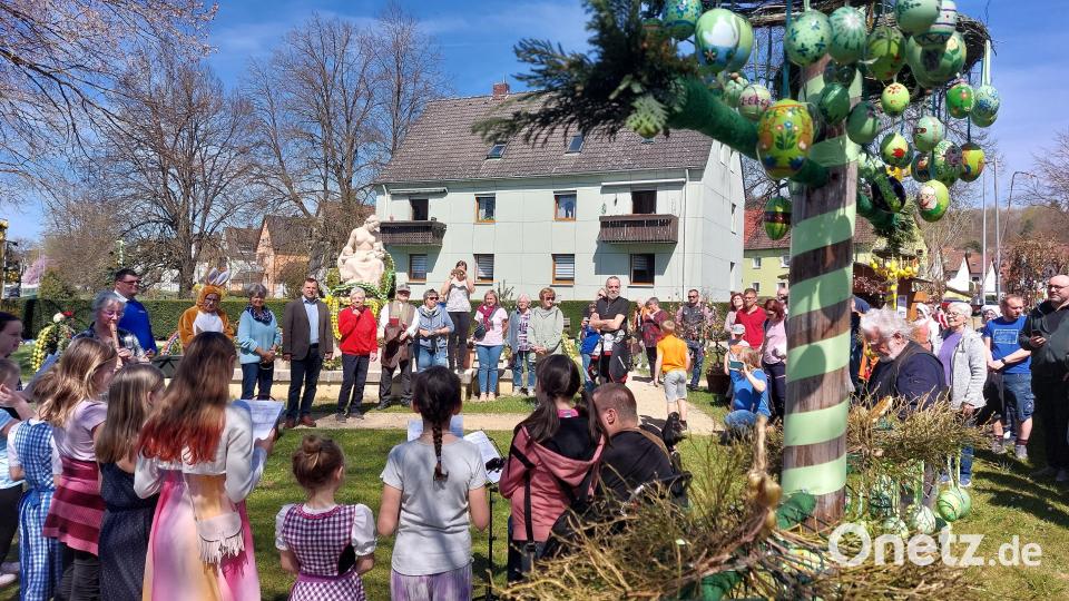 Der Kinderchor der Pfarrgemeinde Herz Jesu unter der Leitung von Stephan Horst übernahm die musikalische Gestaltung der Eröffnungsfeier. Der stellvertretende Bürgermeister Günter Koller und der Osterhase zitierten Ostergedichte. Bild: mfh