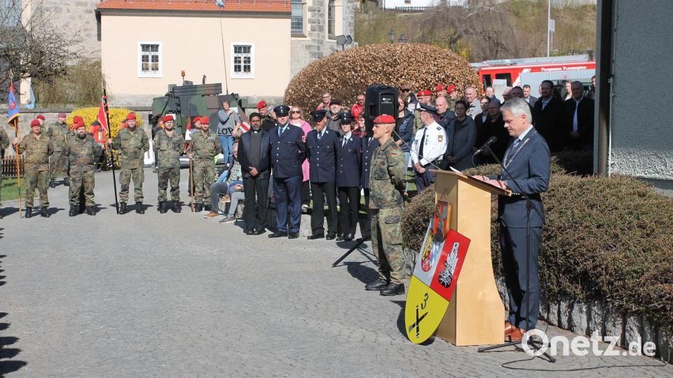Bürgermeister Thomas Meiler (am Rednerpult) betont die Partnerschaft zwischen dem Panzerartilleriebataillon 131 und der Gemeinde Flossenbürg. Bild: pi